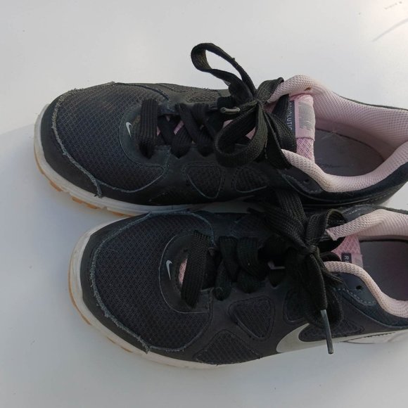 Nike Women's Revolution size 7 black pink Grade School kids - Picture 4 of 11